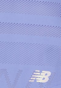 Jasnofioletowa koszulka sportowa z oddychającym wzorem z siateczki, poziomymi paskami i odblaskowym akcentem z logo "New Balance".