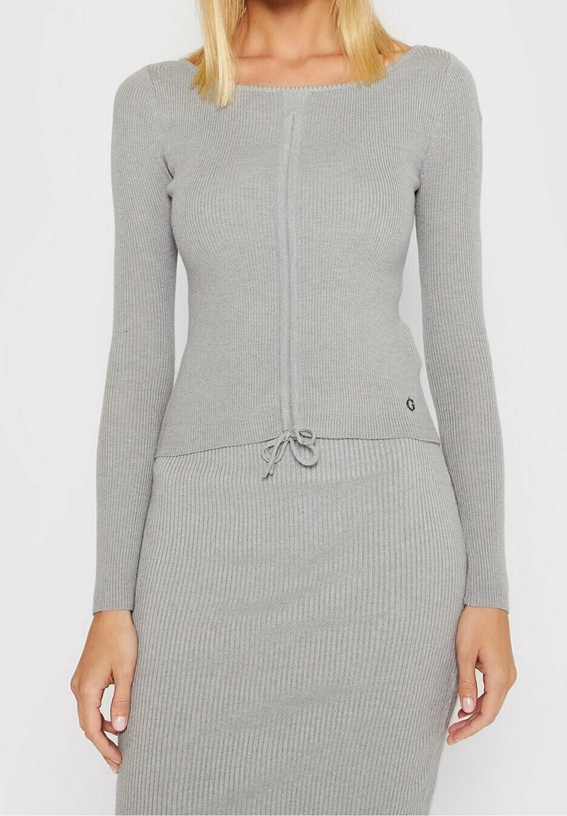 Haut à manches longues gris à côtes, avec un décolleté carré, une couture centrale et un lien ajustable à la taille. Tissu texturé doux.