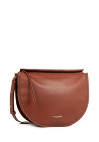 Borsa a tracolla in pelle marrone dalla forma circolare, con chiusura superiore a cerniera e tracolla regolabile. Caratterizzata da un logo discreto nella parte inferiore. Texture liscia.