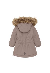 Vadderad beige jacka med huva av konstgjord päls. Har elastisk midja och ärmavslut. Logotyp-patch centrerad på ryggen.