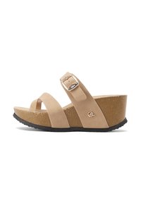 Sandali a zeppa beige con zeppa in sughero, fasce larghe e fibbia regolabile. Suola in gomma testurizzata per grip. Materiale superiore liscio.