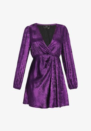 Lila Kleid aus glänzendem Stoff mit tiefem V-Ausschnitt, langen Puffärmeln, betonter Taille und gerafftem Rock mit fließender Silhouette.