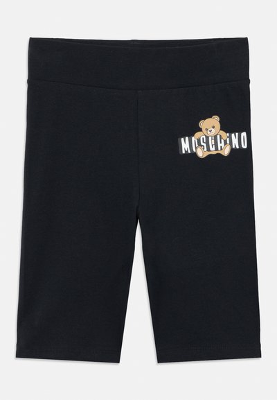 Μαύρα βαμβακερά σορτς για μοτοσικλετιστές με ζωνάκι στη μέση και λογότυπο με γραφικό αρκούδας σε μπεζ και λευκ ό κείμενο, τοποθετημένο στην αριστερή πλευρά.