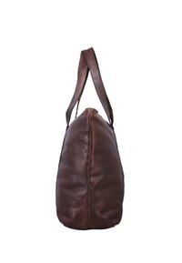 Borsa da viaggio in pelle marrone con forma arrotondata, cuciture superiori e un unico manico largo, caratterizzata da una texture liscia e un design minimal.