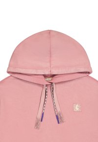 Sudadera con capucha rosa, con un bolsillo frontal, tejido texturizado, cordones de contraste con puntas moradas y un pequeño logotipo en el pecho.