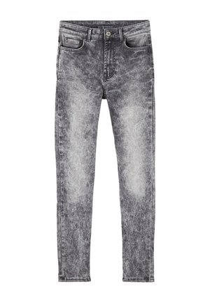 Vaqueros grises de corte slim con lavado ácido para hombre, con cierre frontal de botón y cremallera, y diseño de cinco bolsillos sobre fondo blanco.