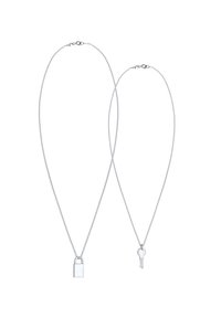 Colliers en argent avec un pendentif en forme de cadenas et de clé. Les chaînes sont délicates, avec une finition brillante et des maillons uniformes.