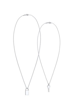 Zilveren kettingen met een hangslot en sleutelhanger. De kettingen zijn delicaat, met een glanzende afwerking en uniforme schakels.