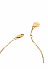Cadena de oro con un cierre y una etiqueta circular grabada con "Furla". La cadena es delicada, con eslabones texturizados que aportan detalle.