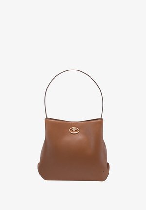 Hnědá kožená kabelka s jedním horním úchopem, zaobleným tvarem a zlatým logem na přední straně. Hladká textura, minimalistický design.