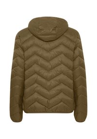 Alyvuogių žalios spalvos pūkinė striukė su gobtuvu, puošta chevrono rašto siūtu dizainu, ilgomis rankovėmis ir tiesia apačia. Lygus, paminkštintas audinys.