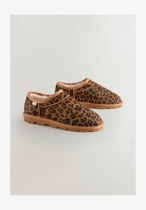 Hnědé nazouvací boty s leopardím potiskem, mají měkkou podšívku, gumovou podrážku a minimální švy.
