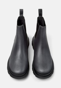 Botines Chelsea de cuero gris con un acabado suave, paneles laterales elásticos y lengüetas para facilitar su uso, que presentan una gruesa Suela de goma negra.