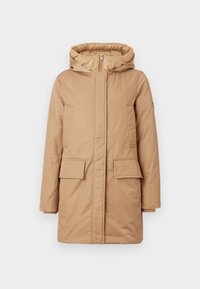Tan gewatteerde parka met een ritssluiting en twee grote voorkanten zakken. Glad buitenmateriaal met een licht gevoerde binnenkant voor extra warmte.