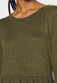 Vero Moda Stickad klänning - olive