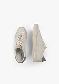 Par de zapatillas de ante beige con cordones, una vista desde arriba y la otra desde un lado, sobre un fondo blanco.