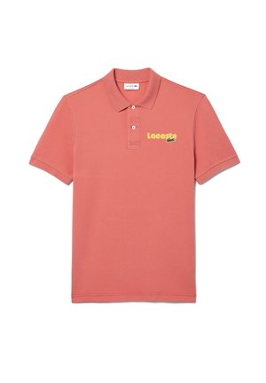 Polo en color coral, hecho de tejido texturizado. Presenta un cierre de dos botones, mangas cortas y un logo bordado en amarillo.