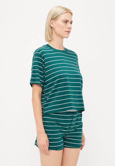 Zeleno-biele pruhované loungewear set pozostávajúci z trička s krátkym rukávom a kraťasov. Mäkko tkanina s voľným strihom a detailom gombíka.