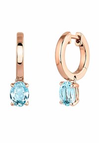 Pendientes de aro en oro rosa que presentan una gema ovalada de color azul claro colgante, asegurada con garras, y que muestra un acabado pulido.