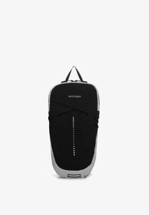 Zwarte en grijze rugzak van stof, met een ritssluiting, een handvat bovenaan en reflecterende accenten. Merkennaam "WITTCHEN" aan de voorkant.