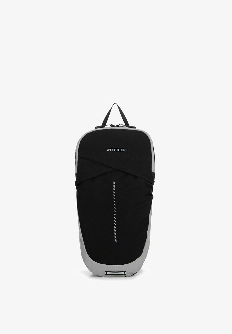 Mochila negra y gris de tela, con cierre de cremallera, asa superior y detalles reflectantes. Nombre de la marca "WITTCHEN" en la parte frontal.