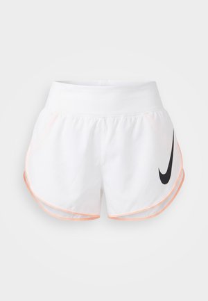 Shorts de sport blancs pour femmes avec ceinture large, bordure orange et logo noir Nike sur la jambe droite.
