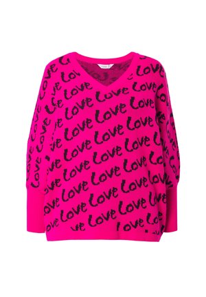 Magenta oversized sweater med V-hals, prydet med et gentagne sort "Love" tekstmønster. Ribbet manchetter og kant tilføjer tekstur.