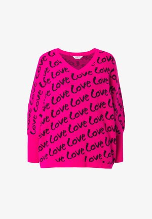 Magenta oversized svetr s výstřihem do V, který má opakující se černý vzor s textem "Love". Rybáři na manžetách a lemu dodávají texturu.