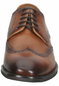 Braune Lederdressschuhe mit runder Zehenform, dekorativem Wingtips-Design, kontrastierenden Nähten und schwarzen Schnürsenkeln auf einer glatten Oberfläche.