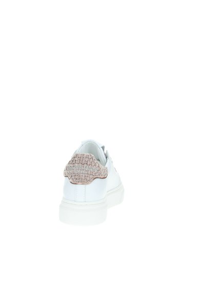Sneaker bianco con tab posteriore beige testurizzato, design con lacci e colletto imbottito. Materiale in pelle liscia e suola in gomma. Stile pulito e minimale.