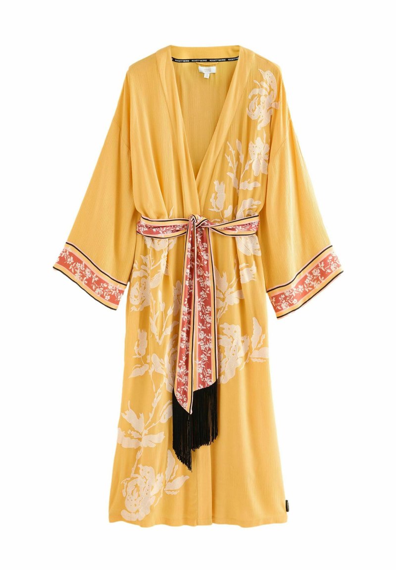 Geltona kimono su baltu gėlių raštu, plačiomis rankovėmis, kontrastinga raudona ir gėlių dirželiu, ir juodais kutais apačioje.
