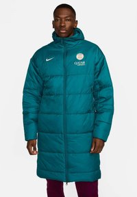 Palton puf din teal cu glugă, cu închidere prin fermoar, design matlasat și logo-uri pe piept. Mâneci lungi cu manșete elastice.