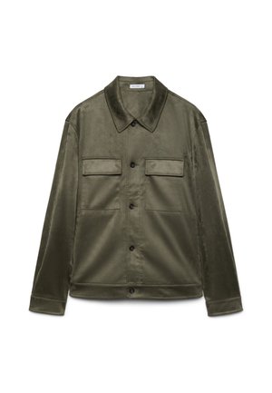 Veste boutonnée vert olive avec deux poches poitrine à rabat, manches longues et col pointu.
