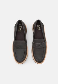 Mustad musta värvi libiseva sisetallaga kingad, mis on valmistatud suede'ist ning millel on nahast aktsendid ja heledat tan värvi kummist tallad. Omavad tasast kontsa ja dekoratiivset tikandit.