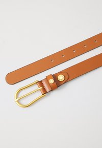 Ceinture en cuir marron avec une boucle à double obs d'ornement en ton doré, équipée d'une fermeture à pression et de garnitures décoratives près de la boucle. Texture lisse.