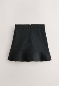 Zwarte uitlopende rok met een gladde stoftextuur. Voorzien van een onzichtbare ritssluiting aan de achterkant en een volantzoom. Eenvoudig ontwerp zonder patronen.