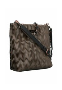 Braune Handtasche mit Akkordeonstruktur und wellenförmigem Design, ausgestattet mit einem schwarzen Trageriemen und bronzefarbenen Hardware-Akzenten. Strukturiert rechteckige Form.