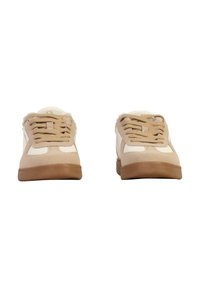 Sneakers beige con accenti bianchi, design con lacci, materiali in suede e tessuto, suola in gomma e una forma atletica classica.