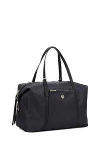 Borsa a duffle nera con superficie texturizzata, hardware dorato, tasca frontale con zip e manici doppi. Presenta un logo distintivo sulla parte anteriore.
