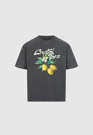 T-shirt in cotone grigio scuro con una vivace stampa di limoni e fiori, con "Crystal Paris" in caratteri bianchi in grassetto sul davanti.