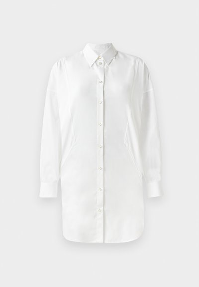 Witte blouse met lange mouwen, knoopsluiting, puntkraag en zijpanelen. Gladde stof met een licht glanzende textuur.