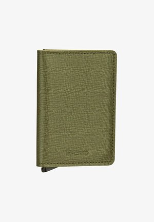 Portafoglio in pelle verde oliva con finitura testurizzata, caratterizzato da un design sottile e logo del marchio in rilievo sulla parte anteriore, chiuso da una chiusura metallica.