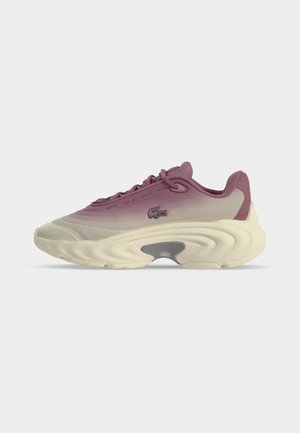 Baskets de sport violet clair et beige avec une semelle épaisse texturée et un petit logo crocodile sur le côté, vues de profil gauche.