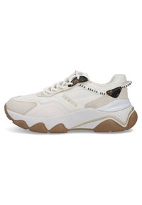 Sneaker bianco con un design testurizzato, dotato di una suola in gomma, lacci e dettagli neri. Dettagli dorati vicino alla suola.