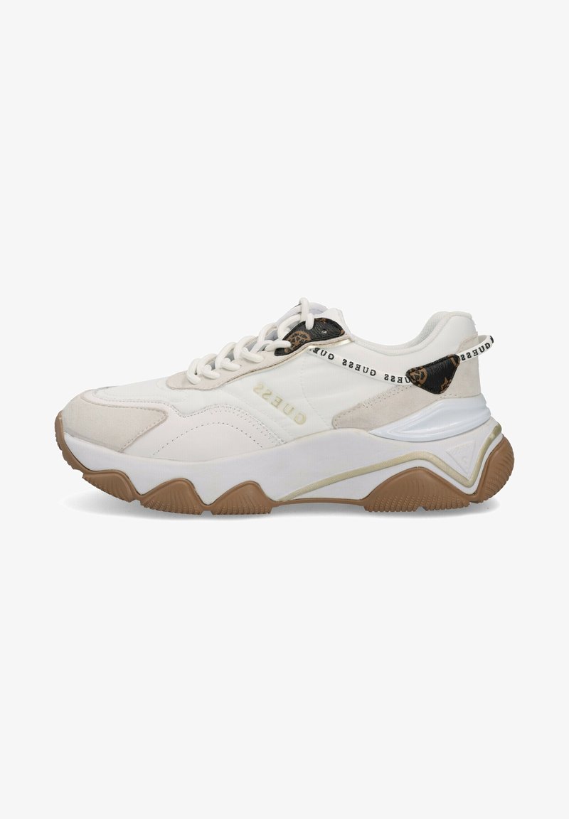 Sneaker bianco con un design testurizzato, dotato di una suola in gomma, lacci e dettagli neri. Dettagli dorati vicino alla suola.