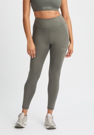 Hoge taille olijfgroene leggings van rekbaar materiaal, met een gladde textuur en subtiele logobezorging op de heup.