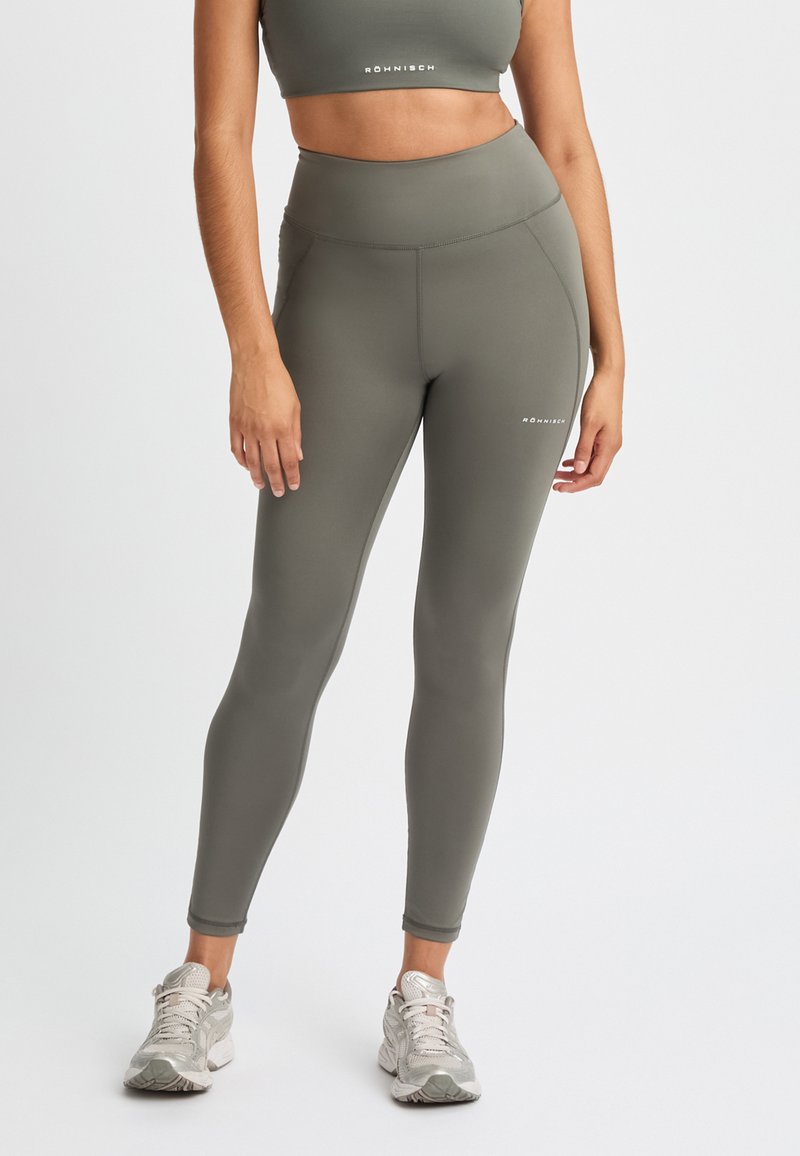 Leggings oliva alti in vita realizzati in tessuto elasticizzato, con una texture liscia e dettagli del logo discreti sull'anca.