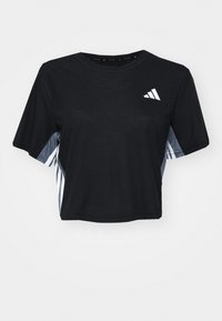 Svart cropped t-skjorte med korte ermer, rund hals og sidepaneler i grå rutete mønster. Hvit logo på brystet.