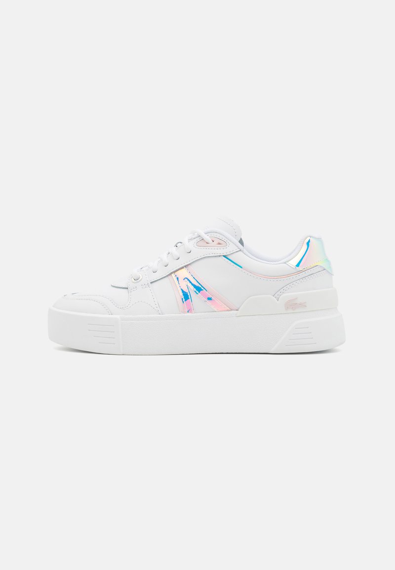 Fehér sneaker sima bőr felsőrésszel, irizáló díszítéssel az oldalakon és masszív fehér gumitalppal.