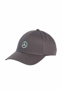 Siva pamučna kapa s zakrivljenim vizirjem, s malim svijetlozelenim logotipom Mercedes-Benza na prednjem dijelu. Jednostavan, strukturni dizajn.